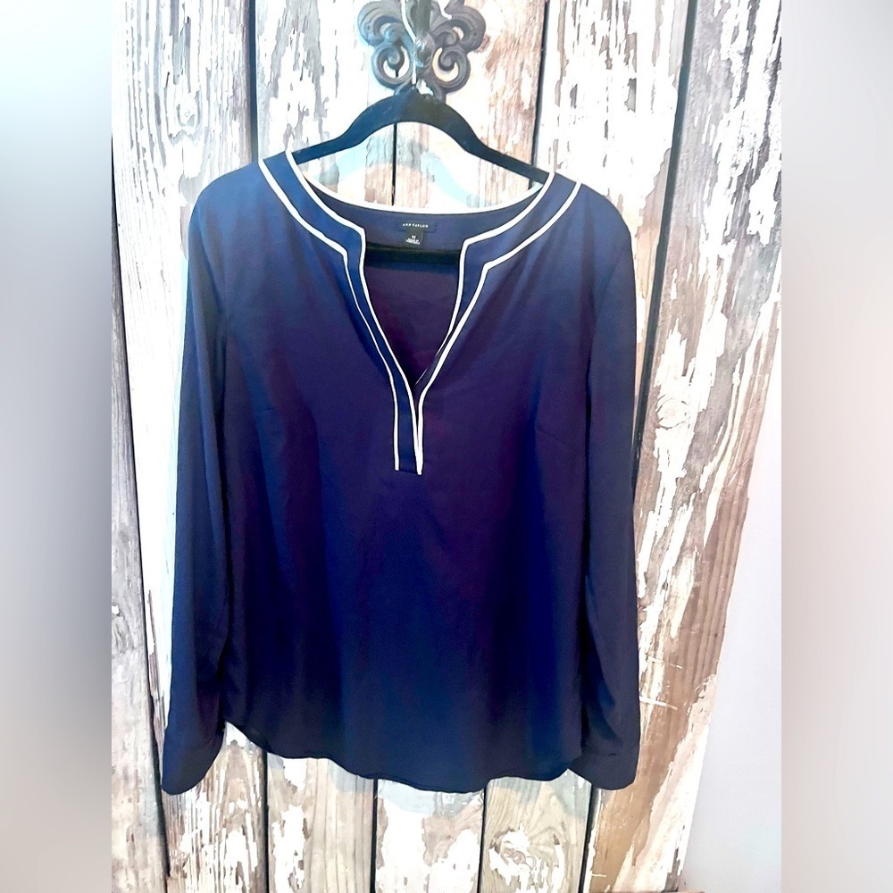 Ann Taylor V Neck Top White Trim Size Medium